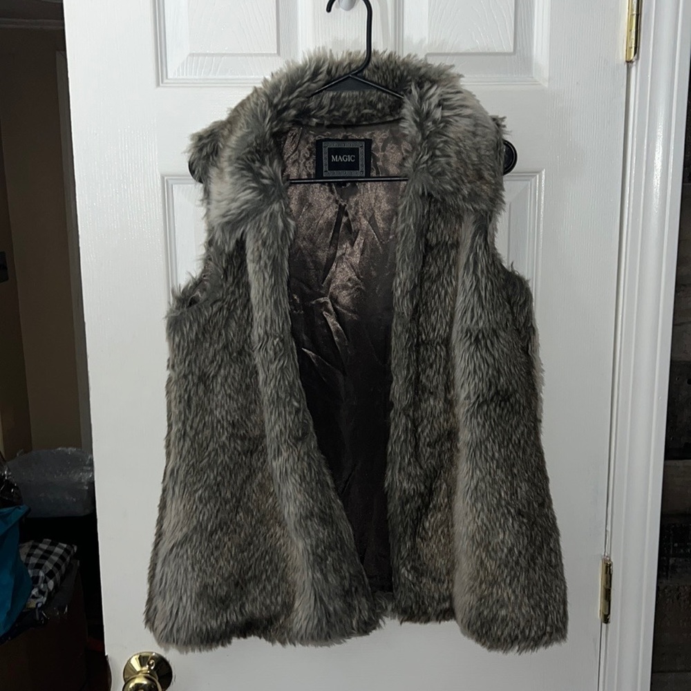 MAGIC Faux Fur Sleeveless Vest Size Large